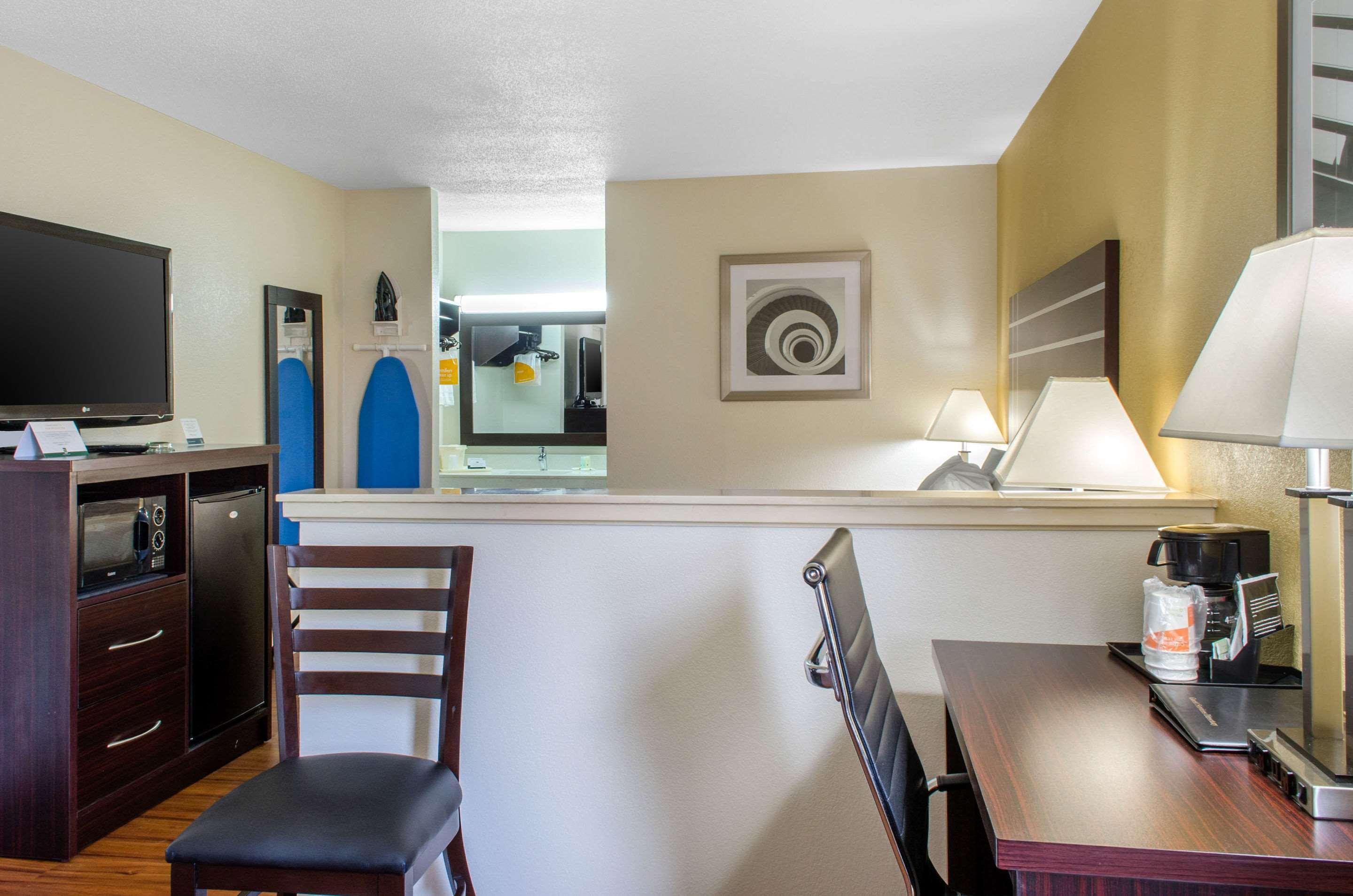 Quality Inn McComb Exteriör bild