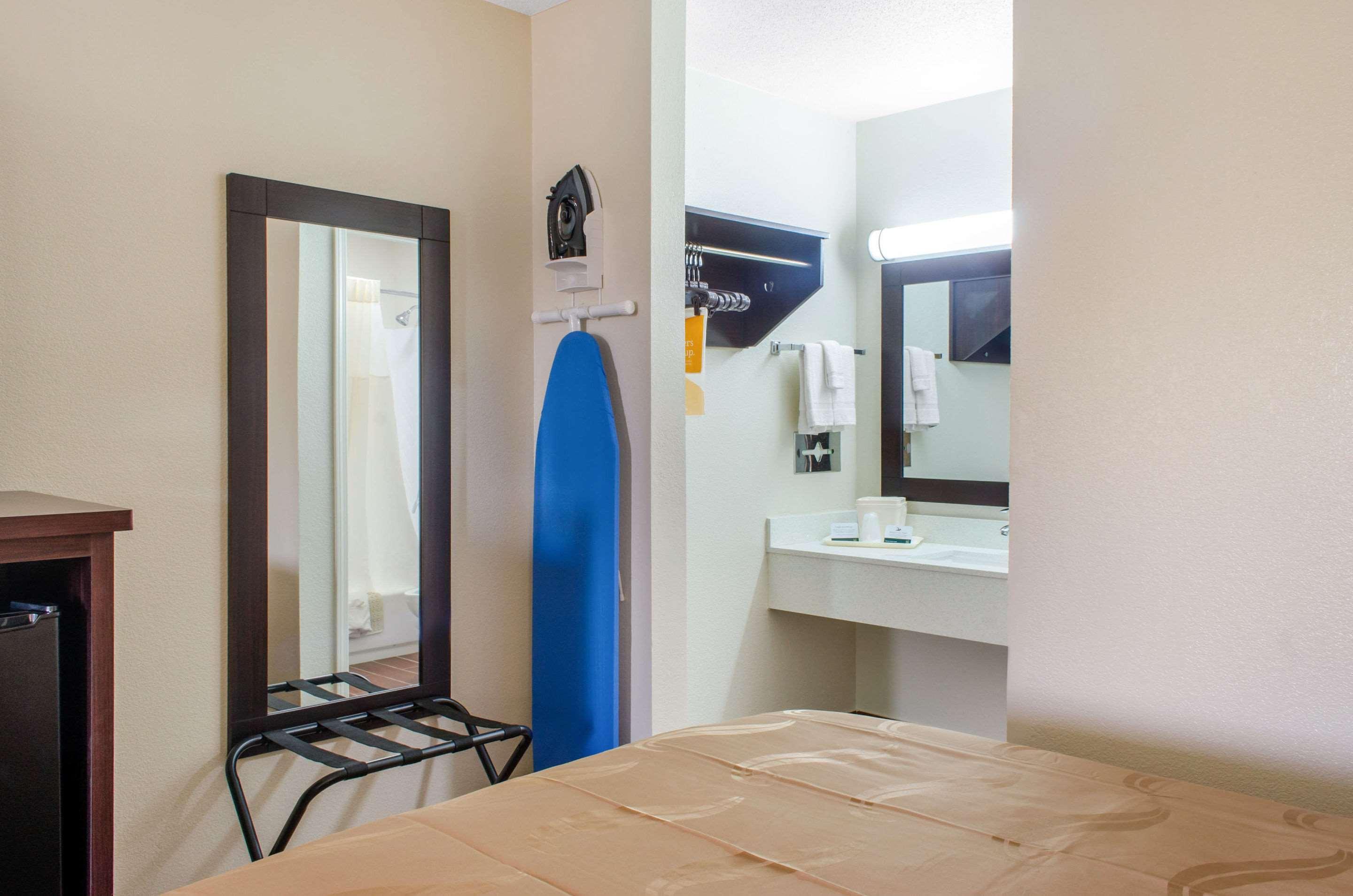 Quality Inn McComb Exteriör bild