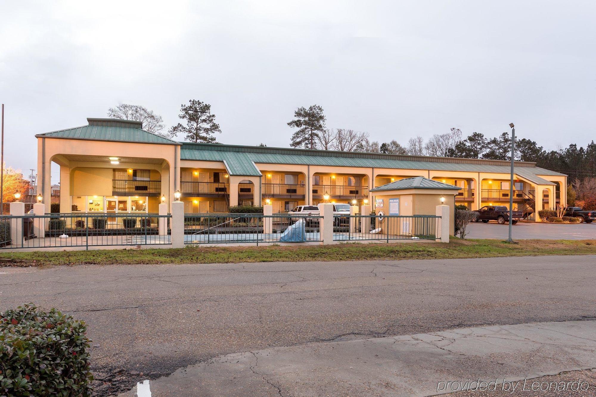 Quality Inn McComb Exteriör bild